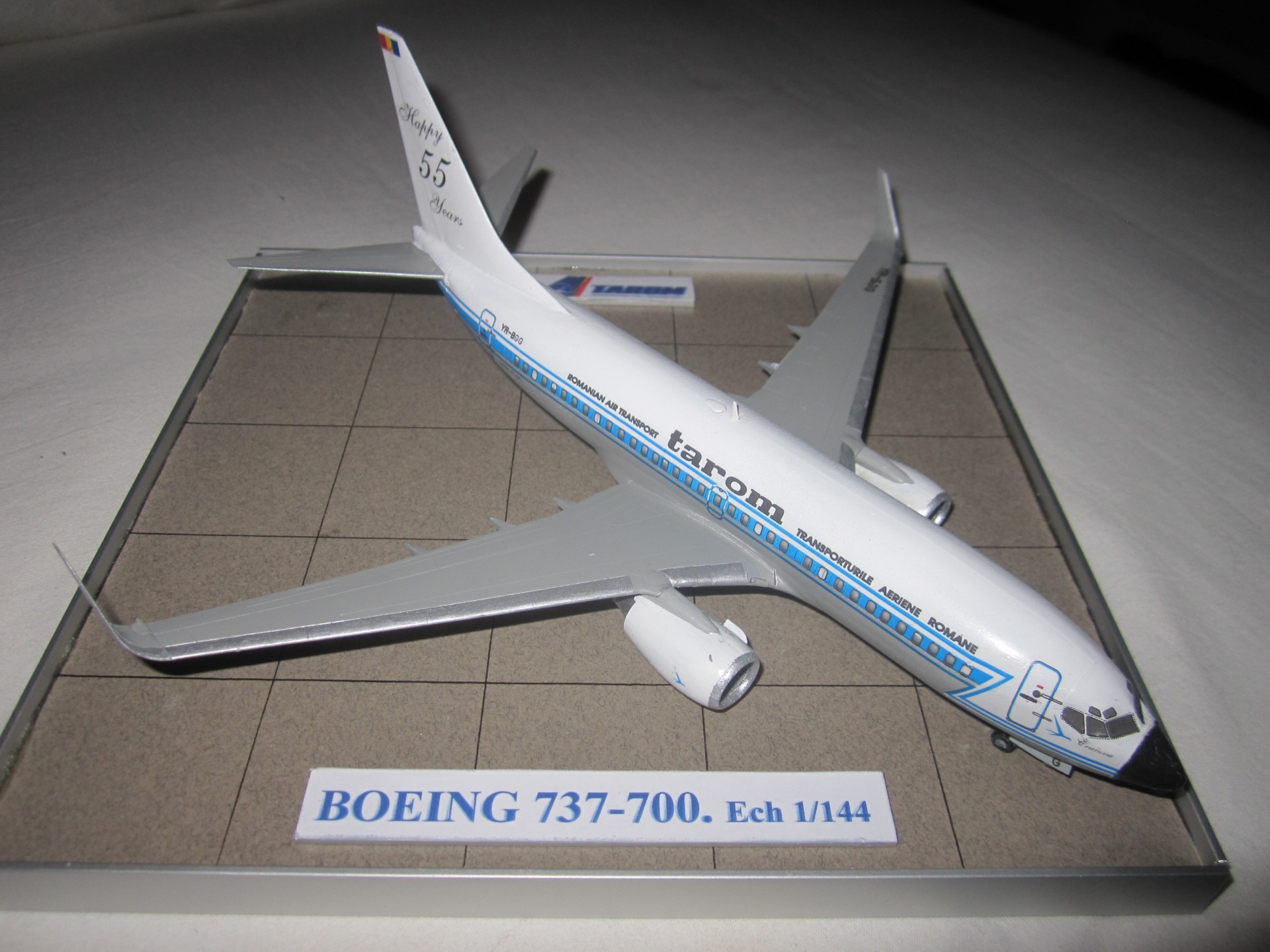 BOEING 737- 700